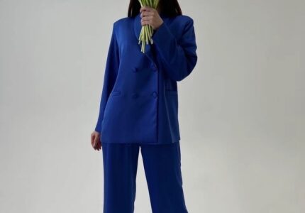 Синий брючный костюм